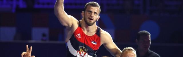 Rus koji je zbog ljubavi i supruge postao Srbin: Ko je Aleksandar Komarov, novi prvak sveta u rvanju?