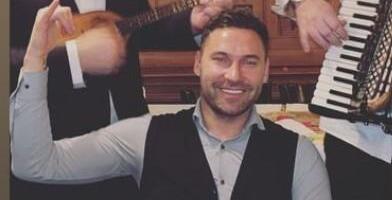 SLAVLJE U DOMU DUŠKA TOŠIĆA Uslikao njih i podelio srećne vesti - Evo kako proslavlja poseban dan (FOTO)