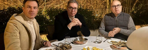 “Siniša rešio da nas obraduje giricama”: Vučić objavio fotografiju sa saradnicima posle napornog dana