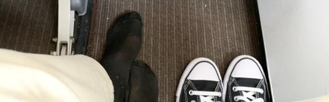 PUTNICI ZAPANJENI: Stjuard otkriva zašto crne čarape mogu biti OPASNE tokom leta