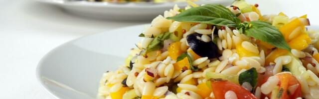 Marinirani tofu i orzo: Balans proteina i osvežavajućih ukusa u obroku koji štedi vreme tokom nedelje