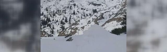 OPSADNO STANJE U MALOJ CRNOJ GORI! Sneg blokirao prilaz selu, meštani odsečeni od sveta: Pogledajte neverovatan snimak (VIDEO)