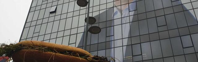 Ispred Vučićevog bilborda na hotelu „Ambasador“ donet džinovski ekološki sendvič
