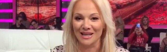 ILDA ŠAULIĆ OTPUTOVALA U CIRIH KAKO BI SE OPROSTILA OD TINE TARNER! Evo šta je pevačica okačila na kapiju legendarne Kraljice rokenrola (VIDEO)