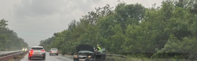 Saobraćajna nezgoda kod Obrenovca! Automobil se zakucao u bankinu! (FOTO)