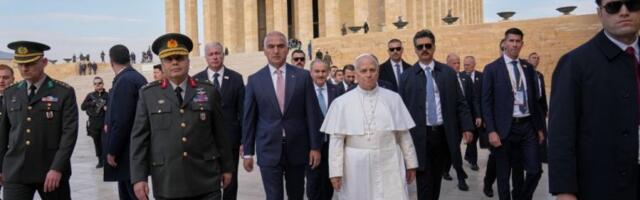 ŠTA OVO BI? PAPA SE PREZNOJIO ZA SVE PARE: Veliki gaf tokom otkrivanja spomen-ploče u Turskoj (VIDEO)