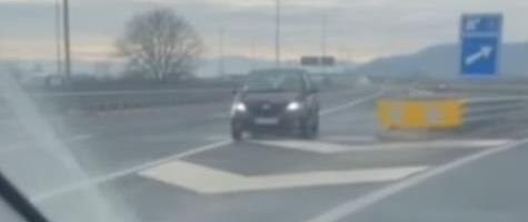 VOZAČ "ZALUTAO", PA NAPRAVIO OZBILJAN PREKŠRAJ I TO NA AUTO-PUTU! Vožnja u suprotnom smeru snimljena kod Kruševca, prete mu DRAKONSKE kazne! (VIDEO)