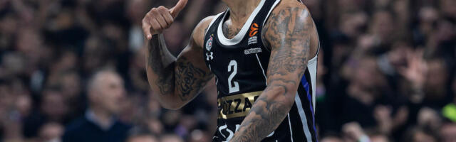 Karlik Džons raspametio Grobare!