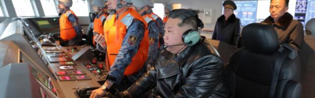 SEVERNA KOREJA ISPROBALA KRSTAREĆU RAKETU: Kim Džong Un sa novog razarača nadgledao lansiranje projektila "more-zemlja" (FOTO)