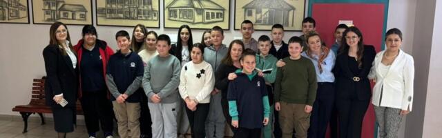 Humanost na delu: Fondacija "Dajana Paunović" donirala sportsku opremu školi