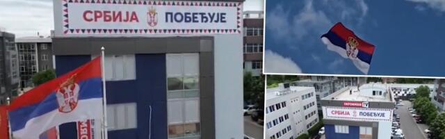 Spektakl! Vijori se moćna poruka na zgradi Informera - Ovakav snimak Srbija još nije videla! (VIDEO)