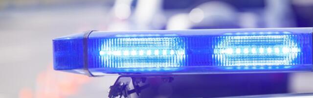 HAOS U ZVEČANU: Policajac izgubio kontrolu nad službenim vozilom i zakucao se u lokal