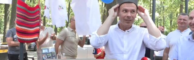 Srbija pobeđuje! Siniša Mali u Batočini - Narod ga dočekao sa oduševljenjem: On stavio šajkaču na glavu, svuda se ori smeh