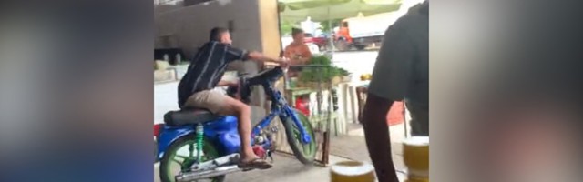 Izgubio kontrolu na motoru u sred pijace (VIDEO)