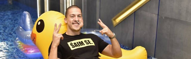 Baka Prase mesecima pokazuje gole slike i tizuje ljude oko toga ko mu je devojka: da li je ovo njegov najjeftiniji trik do sada
