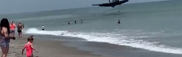 Svi IZBEZUMLJENI: Avion se srušio na plažu, u plićak (VIDEO)