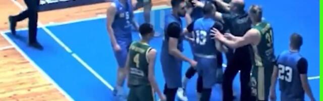 SKANDAL U BUGARSKOJ: Bivšeg NBA igrača protivnik GAĐAO LOPTOM, DAVIO GA, pe krenuo da ga udari! (VIDEO)