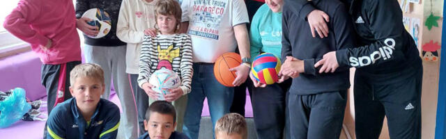 “Prestiž” poklonio lopte polaznicima Dnevnog boravka za decu ometenu urazvoju