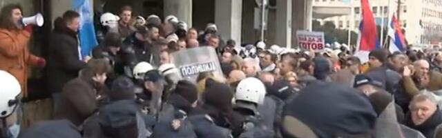 "Ispred Skupštine u NS povređeno pet policajaca"