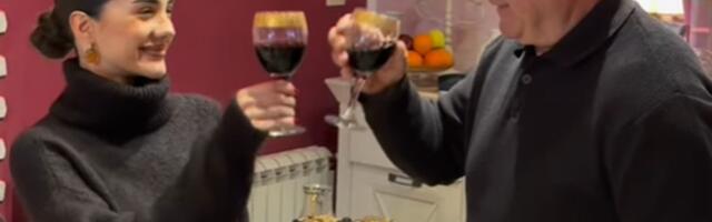 Anđela za Badnji dan otišla kod svojih: Đuričićeva ovako proslavlja sa roditeljima, nazdravlja sa ocem uz vino