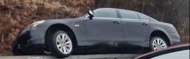 Nevjerovatan prizor kod Sjenice: Bmw sletio s puta i “zapeo” na zaštitnoj ogradi