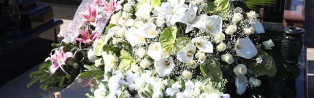 Pomen Saši Popoviću: Na grobu mnoštvo cveća i žito, a evo koji pevač je prvi stigao (FOTO)