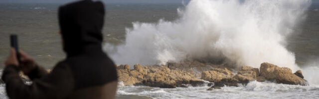 ​Црвени аларм у Каталонији,ветар руши кровове
