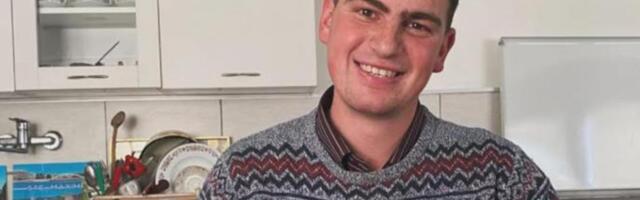 "Bravo domaćine, neka omladina vidi i nauči" Gorštak Luka pokazao kako farba jaja, pa jednim potezom na Veliki petak oduševio sve: Čuva stoku i ima jednu želju