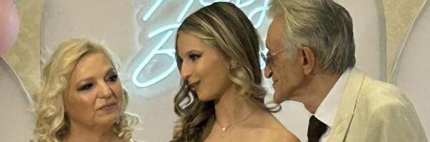Ovo su ćerka i žena Mirka Kodića! Rebeka slavi 18. rođendan u haljini s perjem