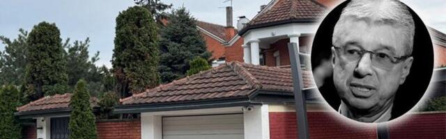 Sveštenik van sebe izašao iz Popovićeve kuće! Evo šta se dešava u domu Saše pred sahranu