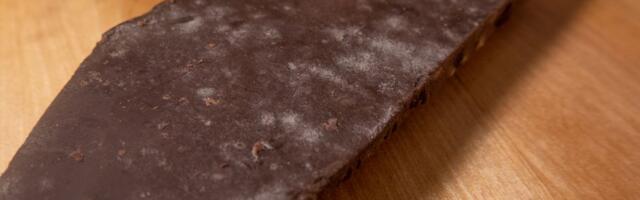 Ukoliko ste otvorili čokoladu i zatekli belu površinu, ne bacajte je: Evo šta to zaista znači