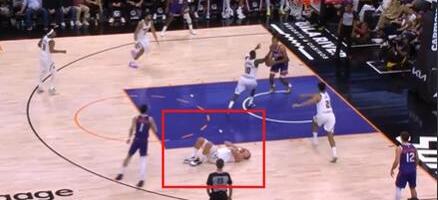 SRAM VAS BILO, BRE! Jokić dobija lakat u bradu, a sudija gleda i pravi se lud! Srbin u bolovima ostao da leži na parketu! (VIDEO)