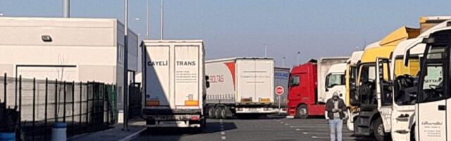 I dalje velike gužve na granicama: Teretnjaci na Batrovcima čekaju 15 sati, oglasio se AMSS