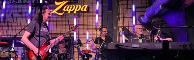 Specijalan gost na nastupu "Nevernih beba": Cenjeni muzičar poznate grupe otpevao pesmu koja je obeležila osamdesete (VIDEO)