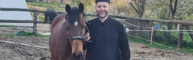 Sveštenik Jovanović ima tri poziva, a jednu misiju: Danju u mantiji i bolnici, vikendom među konjima