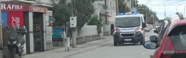 UŽAS U VELIKOM MOKROM LUGU! Vozaču se zaglavila papučica gasa, udario u parkirane automobile, pa POKOSIO ŽENU