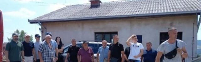 Родитељи и рођаци убијених у Дубони и Малом Орашју пружили подршку председнику Вучићу
