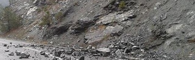 VOZAČI OPREZ: ODRONI NA IBARSKOJ MAGISTRALI