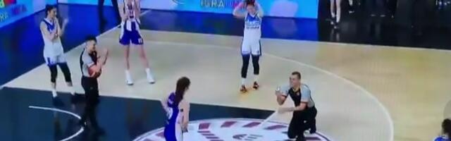 KAKVA SCENA! Košarka piše priče koje život ne stiže: Sudija usred meča zaprosio igračicu /VIDEO/