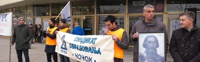 Одржан миран протест просветних радника на Градском тргу у Чачку под слоганом „Реци НЕ насиљу у школама”