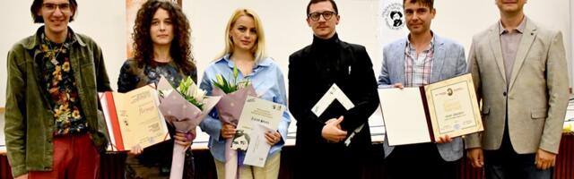 Crno-beli stih u koloru ovenčan Disovom nagradom