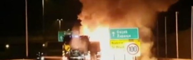 IZGOREO KAMION PUN ČOKOLADE: Posle eksplozije, vatrena stihija u potpunosti progutala vozilo kod Slavonskog Broda