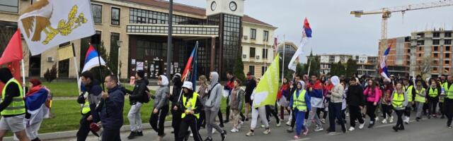 Studenti nastavili protestnu šetnju iz Kragujevca ka Kraljevu (FOTO)