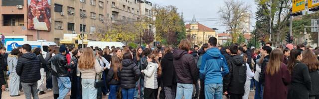 Srednjoškolci bojkotovali nastavu i blokirali raskrsnicu u Nišu