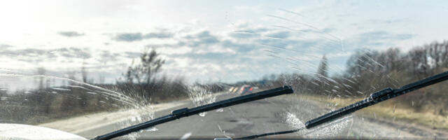 Rizično, da rizičnije ne može: Za dlaku izbegnuta nesreća na putu Zrenjenin – Novi Sad