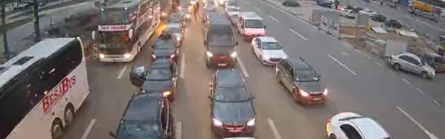 TOTALNI HAOS NA GRANICI Ova vozila stoje u koloni po 15 sati