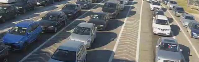 Haos na granicama: Srbija se sjatila ovde - Automobili stoje u mestu (FOTO)