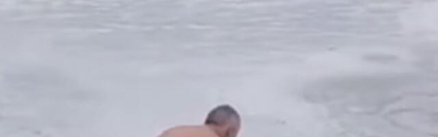 Ljudi gledaju ovaj snimak i NE VERUJU! Vidite šta radi nastavnik Slađan dok je Vlasinsko jezero okovano ledom!