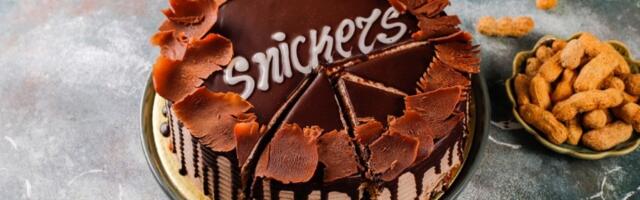 Snikers torta: Ponos svake domaćice, toliko ukusna da će svi tražiti parče više (VIDEO)