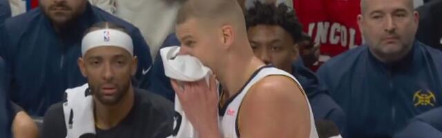 Šok na prvom meču plejofa NBA lige: Nikola Jokić krvari posle udarca Edvardsa